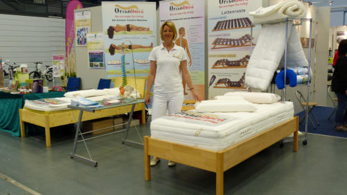 Susann Schaller präsentiert die Dorn Matratze auf der Gesundheitsmesse Hof 2013