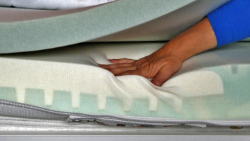 Sussan Schaller zeigt die austauschbaren Module der Dorn Matratzen